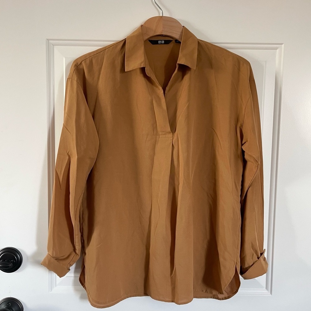 Uniqlo women’s long sleeve collared shirt